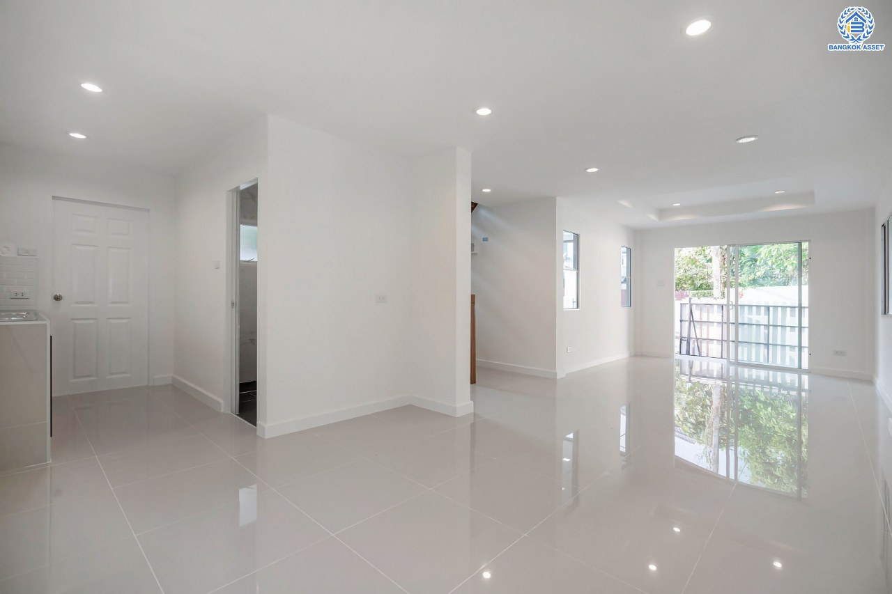 บ้านมือสองตกแต่งใหม่ ดีไซน์สวย โครงการ ชวนชื่นโมดัส จรัญฯ-ปิ่นเกล้า หลังมุม เนื้อที่ 54.7 ตร.ว. ฟังก์ชัน 3 ห้องนอน 2 ห้องน้ำ 1 ห้องอเนกประสงค์ จอดรถได้ 2 คัน รองรับทุกกิจกรรม บนทำเลเชื่อมต่อหลายเส้นทาง ใกล้จุดขึ้นทางด่วน "ประจิมรัถยา" และรถไฟฟ้าสายสีแดง "สถานีบางบำหรุ"